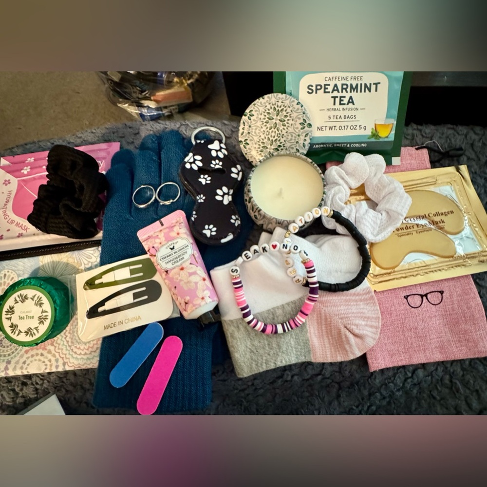 Beautifully crafted NWT aka brand new gift box including tons of stuff: hydratin